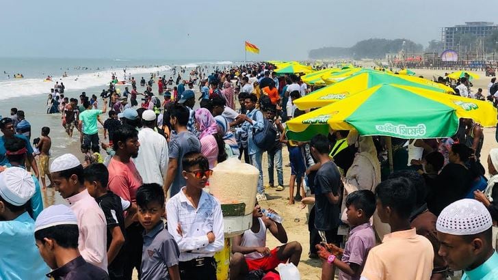 Cox’s Bazar sea beach bustling with overwhelming tourists