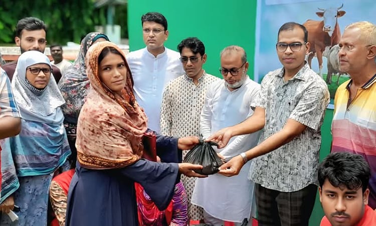 ঝিনাইদহে ৮০টি  দুস্থ পরিবারের মাঝে গোশত বিতরণ 